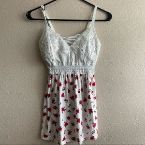 NO BOUNDARIES white tank top with roses and lace size xs